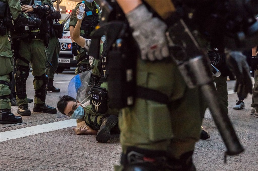 香港警方6日採取近似解放軍的穿插分割戰術,強行壓制了「906」九龍大遊行,並拘捕不少民眾。(法新社)