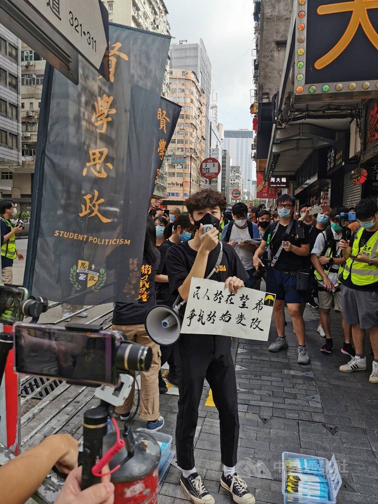 有港人發起6日在九龍佐敦一帶集會遊行,並提出反對港區維護國家安全法等訴求。圖為一個自稱由高中生組成的政治團體在示威現場懸掛會旗,但很快被警方驅散。中央社記者張謙香港攝 109年9月6日