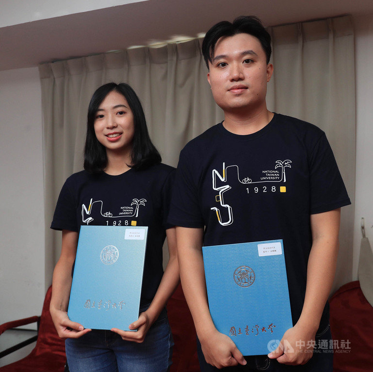 台灣大學6日舉行109學年度開學典禮,邀請新生與家長參與,醫學系學生王郁翔(右)及戲劇系學生杜玟萱(左)也向學弟妹分享在台大的成長心得。中央社記者吳家昇攝 109年9月6日