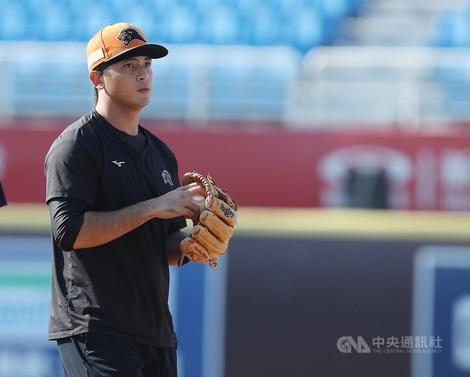 中職統一獅隊郭阜林(圖)8月歸隊後共5次觸身球保送都是被樂天桃猿隊投手砸中,5日單場3次觸身球保送,兩度引發板凳清空衝突,郭阜林6日賽前受訪說,大家都想贏球、事情過了就回歸棒球本質,他也表示不會影響攻擊策略,什麼球來就想辦法破解。中央社記者張新偉攝 109年9月6日