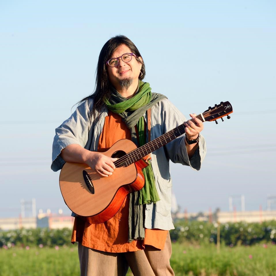曾獲金曲獎的歌手嚴詠能5日晚間在屏東演出時,突然昏倒在舞台上,送醫後仍宣告不治,享年50歲。(圖取自嚴詠能臉書facebook.com)