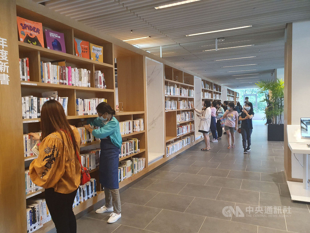 屏東縣立總圖書館開幕不到2週,新穎設備空間與「森林裡的圖書館」美名吸引人潮,圖書借閱率也大增,縣府7日指出,將添購3萬冊新書。(屏東縣文化處提供)中央社記者郭芷瑄傳真 109年9月7日