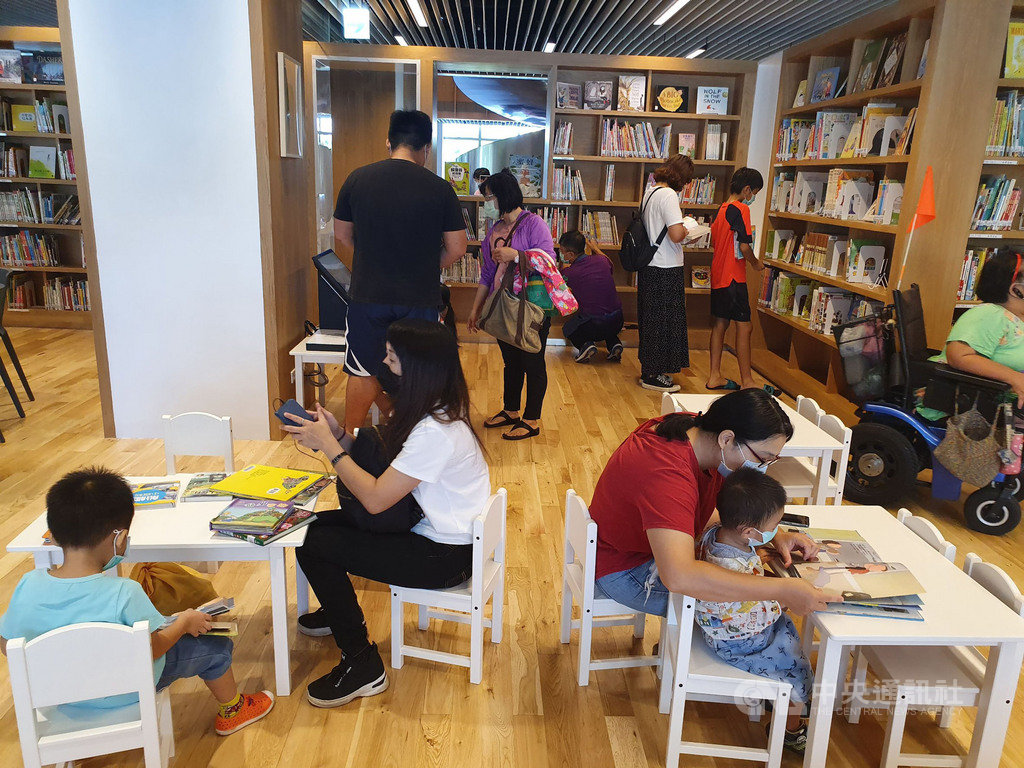 屏東縣立總圖書館開幕不到2週,舒適空間吸引人潮,圖書借閱率也大增,近日有民眾在縣長潘孟安臉書留言「書架上的書都被借光了」,縣府7日指出,將添購3萬冊新書。(屏東縣文化處提供)中央社記者郭芷瑄傳真 109年9月7日