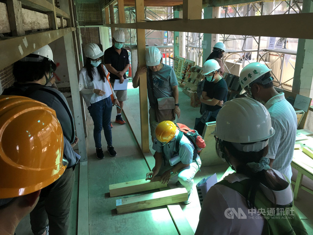 屏東縣政府為鼓勵民眾了解老建築價值及保存重要性,首辦「老建築修復技術傳承教學」,以歷史建築屏東市崇仁眷村為教學場域。圖為建築師講解建築的木構接合方式。(屏東縣政府提供)中央社記者郭芷瑄傳真 109年9月7日