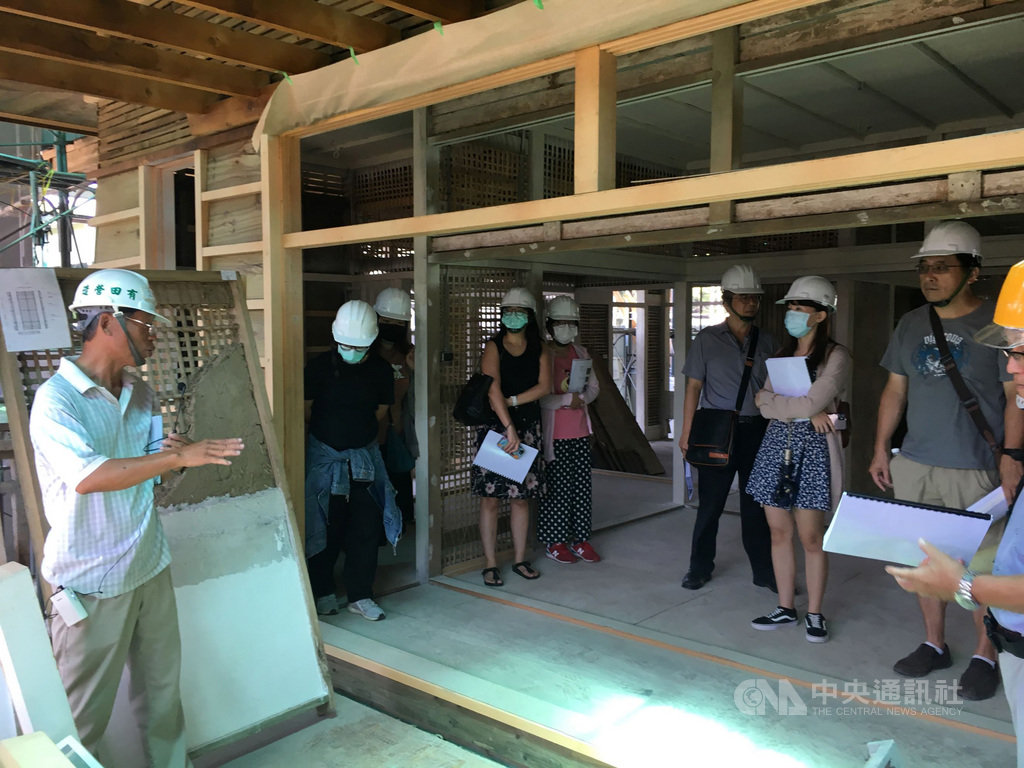 屏東縣政府為鼓勵民眾了解老建築價值及保存重要性,首度舉辦「老建築修復技術傳承教學」,以歷史建築屏東市崇仁眷村為教學場域,現場剛好「有田營造」正進行眷舍的修復工程,並向學員解說室內牆面及門窗。(屏東縣政府提供)中央社記者郭芷瑄傳真 109年9月7日
