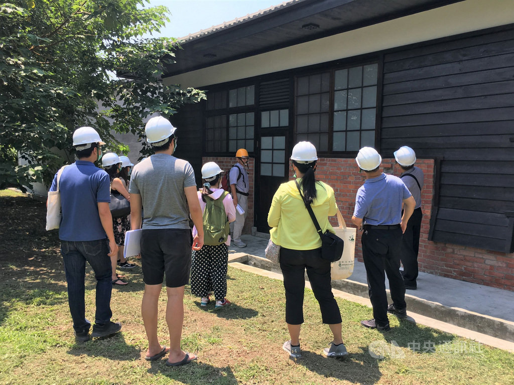 屏東縣政府為鼓勵民眾了解老建築價值及保存重要性,首度舉辦「老建築修復技術傳承教學」,以屏東市崇仁眷村為教學場域,講師介紹眷舍外觀及煙囪原貌。(屏東縣政府提供)中央社記者郭芷瑄傳真 109年9月7日