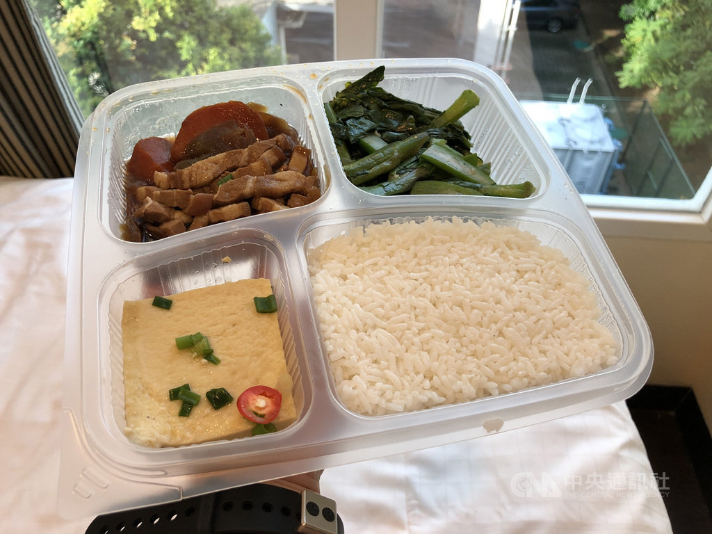 在新加坡防疫飯店隔離期間,飯店人員每天將三餐送至門口。圖為餐點實拍。中央社記者侯姿瑩新加坡攝 109年9月7日
