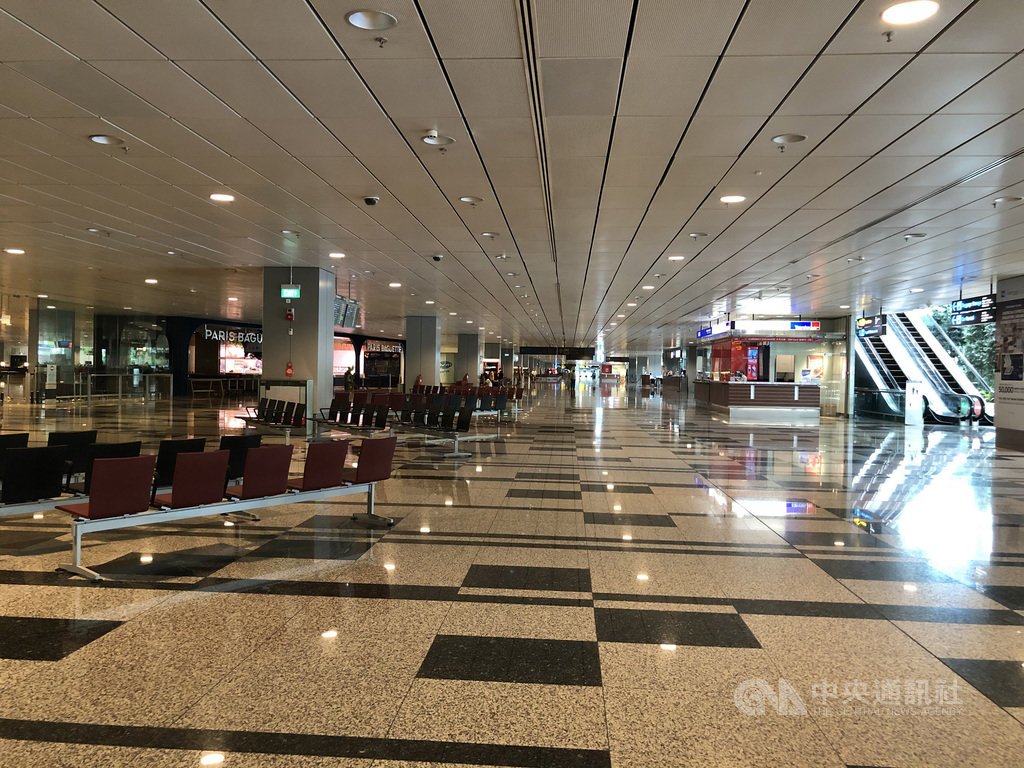 疫情衝擊全球航空業,新加坡樟宜機場以往的入境人潮不復見。中央社記者侯姿瑩新加坡攝 109年9月7日