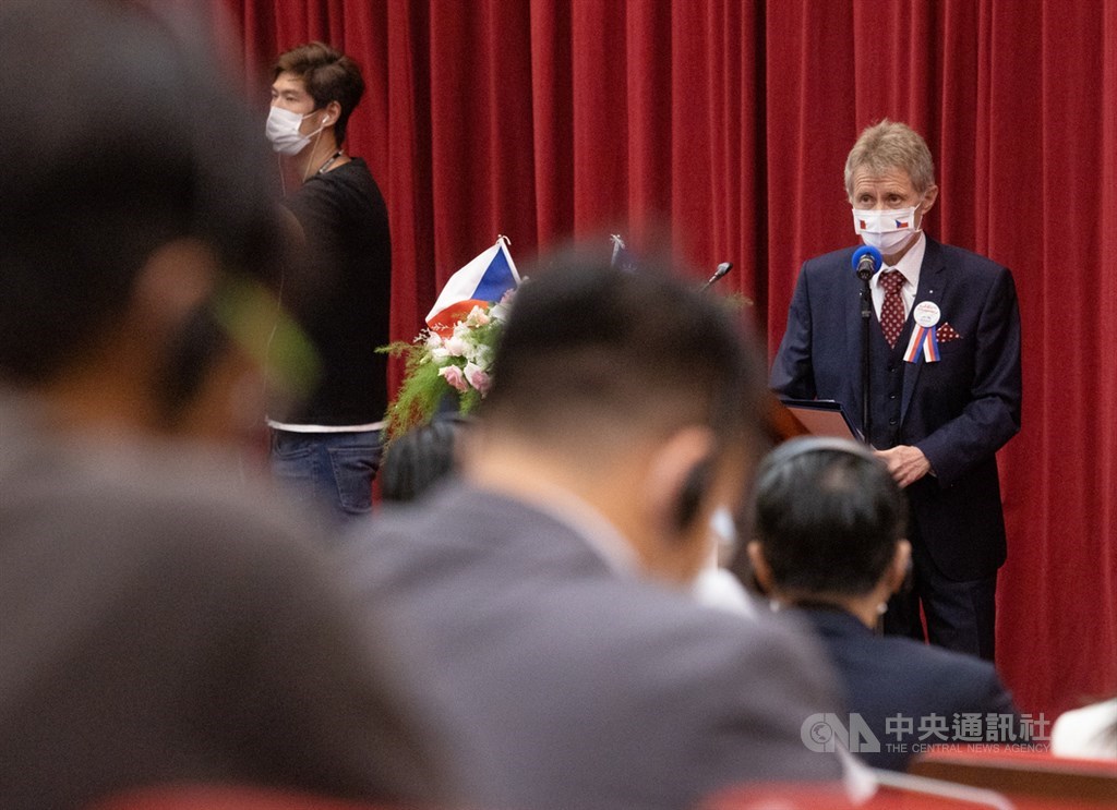 捷克參議院議長維特齊(Miloš Vystrčil)(後右)8月31日下午在國立政治大學發表專題演講,吸引不少學生和媒體與會。中央社記者謝佳璋攝 109年8月31日