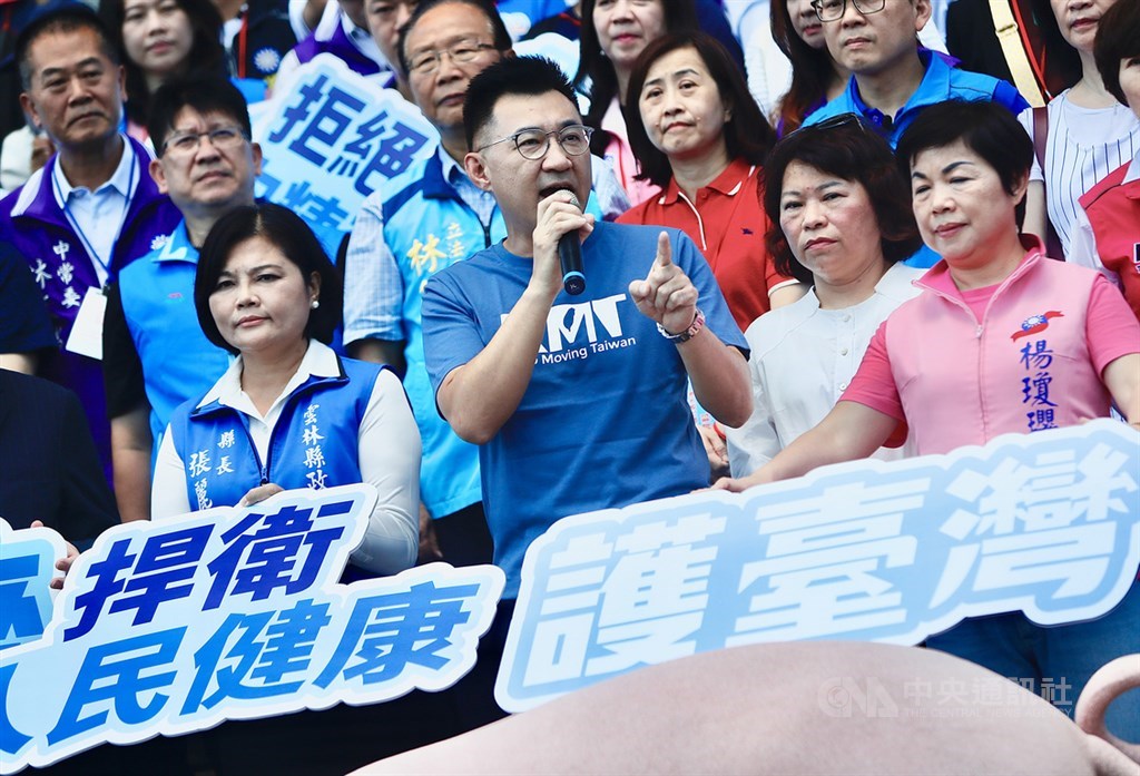 國民黨主席江啟臣(前中)6日在國父紀念館外舉行記者會宣布,正式啟動反對含萊克多巴胺美豬進口公投連署,並呼籲所有民眾站出來,在2021年拿回自己的權利,向蔡政府說不。中央社實習記者曾守一攝 109年9月6日