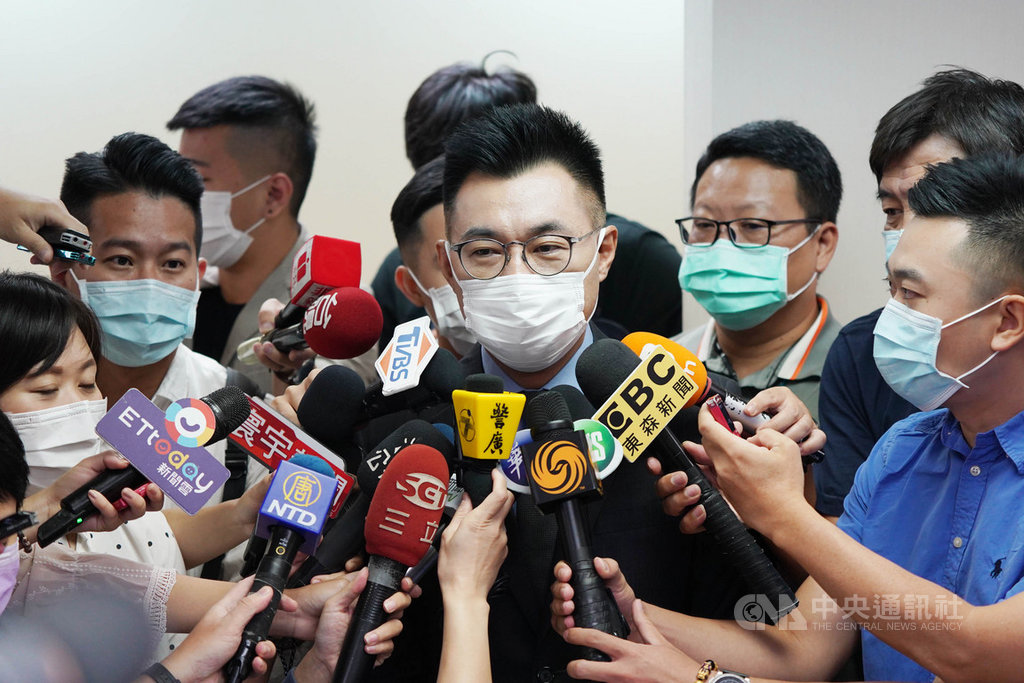國民黨6日舉辦全代會,有黨代表建議應向政府要回故宮國寶。國民黨主席江啟臣(前中)7日上午在出席國民黨中央評議委員會前受訪表示,黨代表的發言多元,代表國民黨內不是一言堂;不過他也說,昨天沒有討論這件事,這屬個人意見。中央社記者徐肇昌攝 109年9月7日
