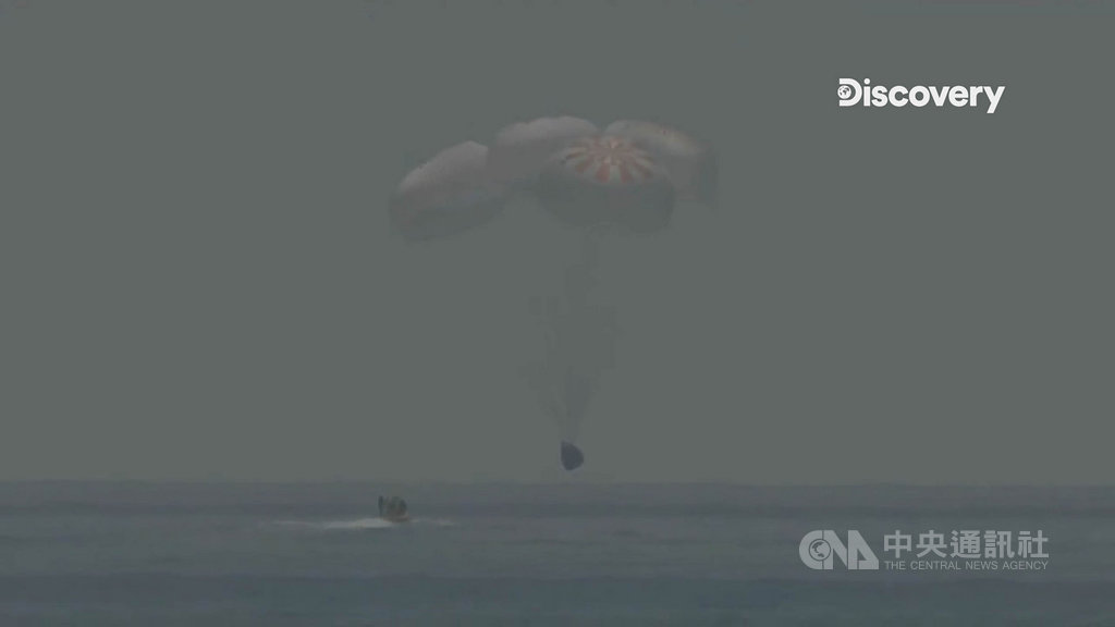 美國狂人伊隆馬斯克探索科技公司(SpaceX)設計太空船「飛龍號」(Crew Dragon),今年成功載送太空人往返國際太空站,這不只是首間民營公司將美國太空人送往太空的里程碑,也是美國太空總署(NASA)太空人自1975年後,首次以降落海上形式著陸地球。(Discovery提供)中央社記者葉冠吟傳真 109年9月7日