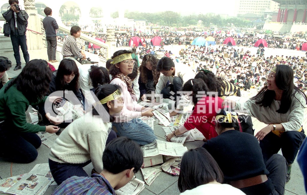 1990年3月,學生與民眾發動野百合學運,在中正紀念堂靜坐,要求真正的民主國會選舉與總統直選。(中央社檔案照片)