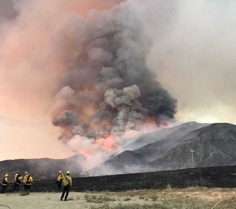 美國南加州5日上午爆發一場野火,已摧毀2800公頃土地。(圖取自twitter.com/SanBernardinoNF)