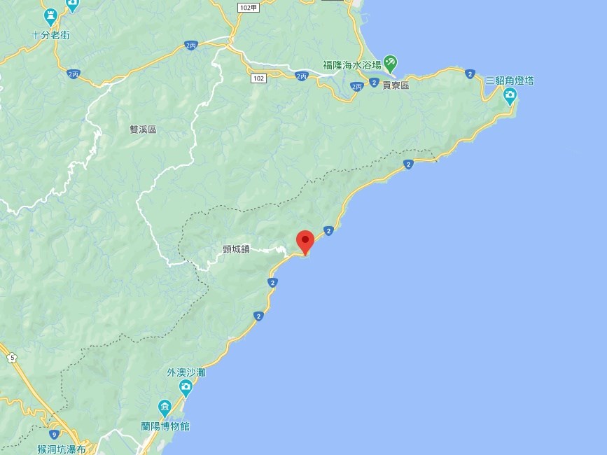 宜蘭縣消防局表示，7日上午10時36分獲報，頭城鎮大溪漁港（紅標處）燈塔附近有數名釣客落海。（圖取自Google地圖網頁google.com.tw/maps）