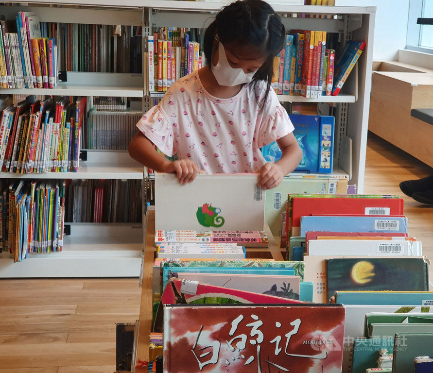 屏東縣立總圖書館開幕不到2週,新穎設備空間與「森林裡的圖書館」美名吸引人潮,圖書借閱率也大增,文化處表示,縣府將添購3萬冊新書,除了最受歡迎的兒童、青少年繪本,還有世界文學名著及外文書籍。(屏東縣文化處提供)中央社記者郭芷瑄傳真 109年9月7日
