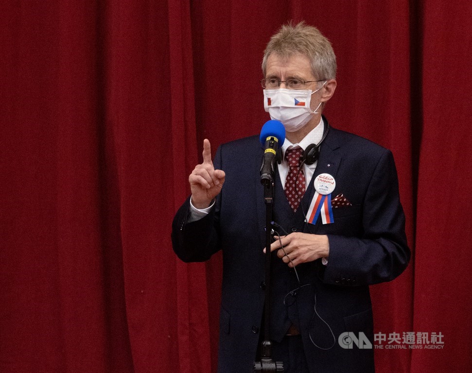 捷克參議院議長維特齊(Miloš Vystrčil)8月31日前往政治大學發表專題演講,回應媒體相關提問,全程皆配戴印有捷克與中華民國國旗圖樣的口罩。中央社記者謝佳璋攝 109年8月31日