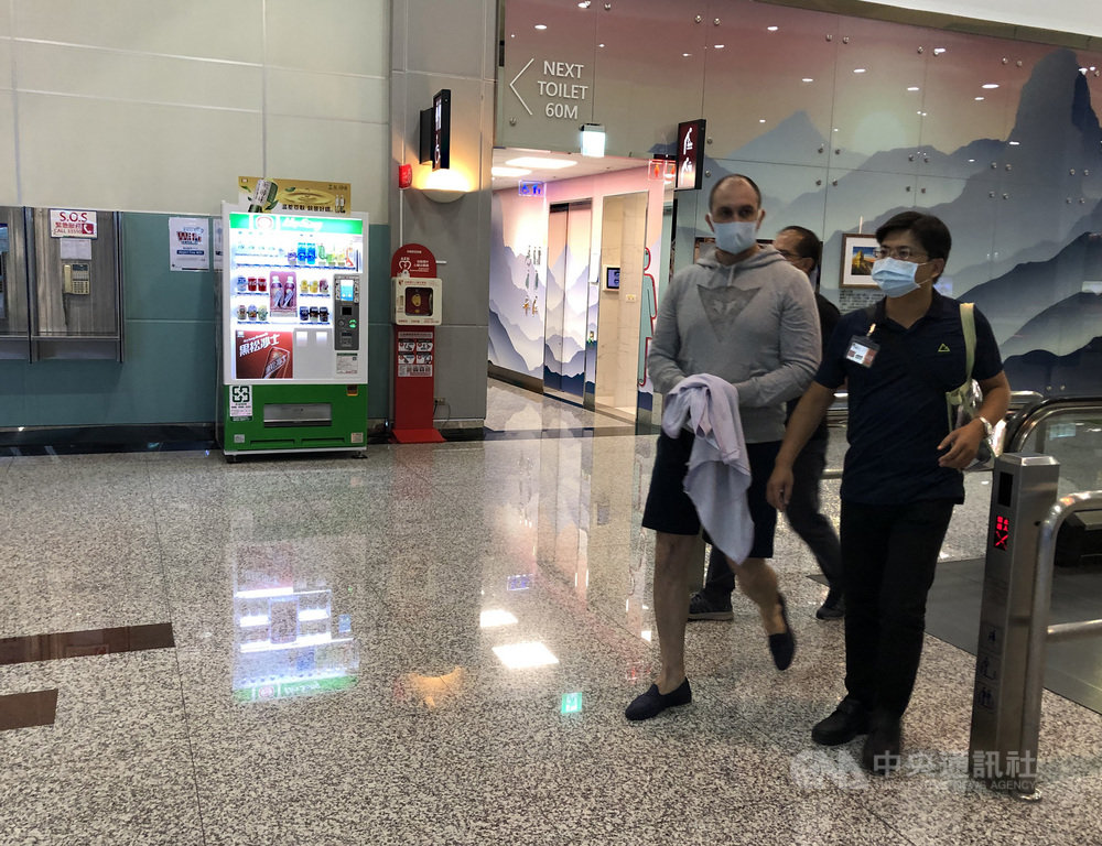 移民署表示,一銀ATM盜領案摩爾多瓦籍犯人潘可夫(Niklae Penkov)(右2)8日出獄,經北區事務大隊台北市專勤隊赴台北監獄提監後,潘可夫於晚間自桃園機場登機出境。(翻攝照片)中央社記者黃麗芸傳真 109年9月8日