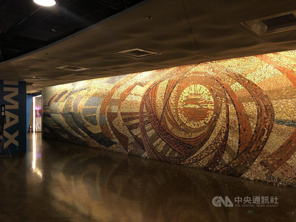 台北市日新威秀影城8日熄燈,戲院「鎮院之寶」、由台灣藝術大師顏水龍所創作的「旭日東昇」馬賽克壁畫,長約18.5公尺,高3公尺,藉由馬賽克磁磚光亮特性,表達太陽熱力四射光輝。台北市副市長蔡炳坤表示,將切割保留。(台北市文化局提供)中央社記者李宛諭傳真 109年9月8日