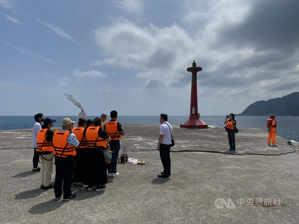 宜蘭大溪漁港7日發生至少10名釣客因瘋狗浪落海意外,已知4人死亡。部分死者家屬8日在岸巡人員陪同下,穿上救生衣到現場招魂,場面哀戚。(讀者提供)中央社記者沈如峰宜蘭縣傳真 109年9月8日