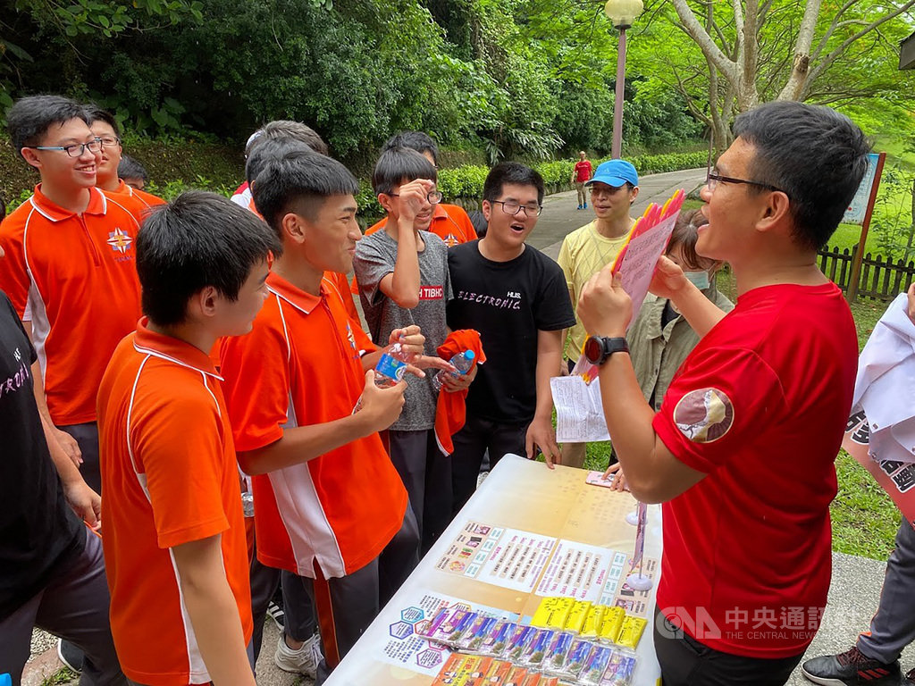花蓮高工校長黃鴻穎8日受訪指出,高職學生對於課業未必專注,且正值青春時期,學校特別安排各式社團,由教官室輔導,舉辦登山、野炊、溯溪、獨木舟等活動,寓教於樂;不僅強化鍛鍊體魄,讓學生之間學會互助、對班級與學校產生向心力,並於潛移默化中提升學生愛國意識。(花蓮高工提供)中央社記者李先鳳傳真 109年9月8日
