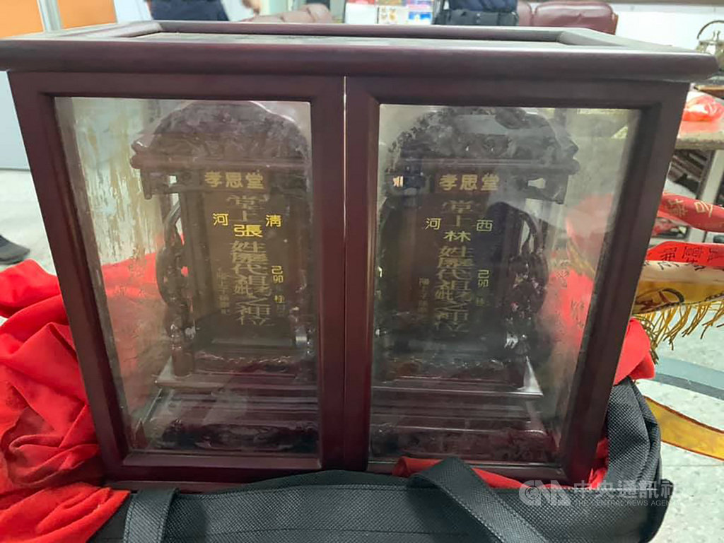 家住苗栗縣苑裡鎮西平里的林姓民眾,8日上午在住家門口發現1只手提袋,打開一看裡頭木製玻璃櫃中竟是一組先人牌位,上頭分別刻印孝思堂「張姓歷代」及「林姓歷代」祖考妣之神位,因至傍晚都不見失主現身,只好報警處理。(民眾提供)中央社記者管瑞平傳真 109年9月8日