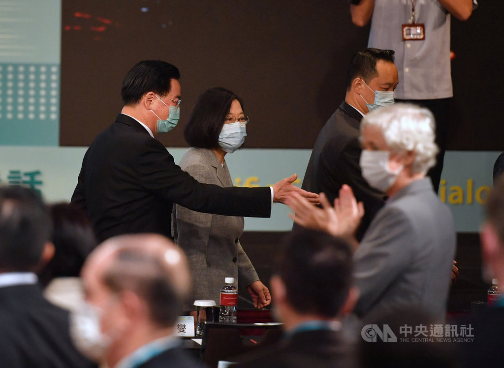 總統蔡英文(左2)8日在台北君悅酒店出席「凱達格蘭論壇-2020亞太安全對話開幕典禮」,外交部長吳釗燮(左)向蔡總統介紹各國與會貴賓。中央社記者王飛華攝 109年9月8日