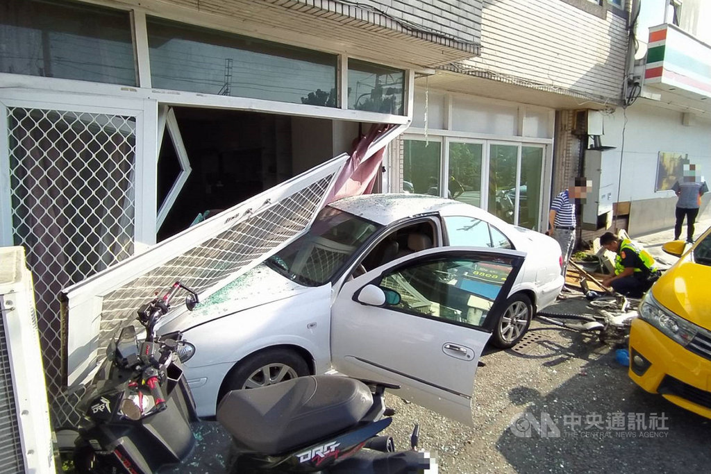 一輛白色自小客車8日行經台南市善化區一處路口時,突然失控衝撞路旁民宅,撞壞民宅大門並波及1輛計程車,幸好未釀傷亡。(讀者提供)中央社記者楊思瑞台南傳真 109年9月8日