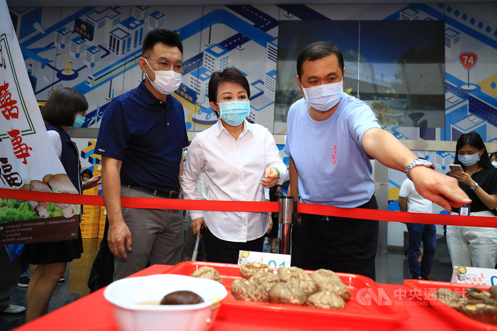 台中市農業局輔導新社區農會8日舉辦台中市第11屆「菇城囍事.遇菇幸福」香菇評鑑活動,國民黨主席江啟臣(前左)、台中市長盧秀燕(前中)出席。中央社記者郝雪卿攝 109年9月8日