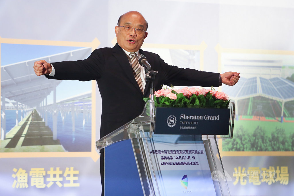 中華民國太陽光電發電系統商業同業公會8日舉行第4屆第2次會員大會暨太陽光電未來規劃與展望論壇,行政院長蘇貞昌出席,致詞時強調政府發展太陽光電決心。中央社記者王騰毅攝 109年9月8日