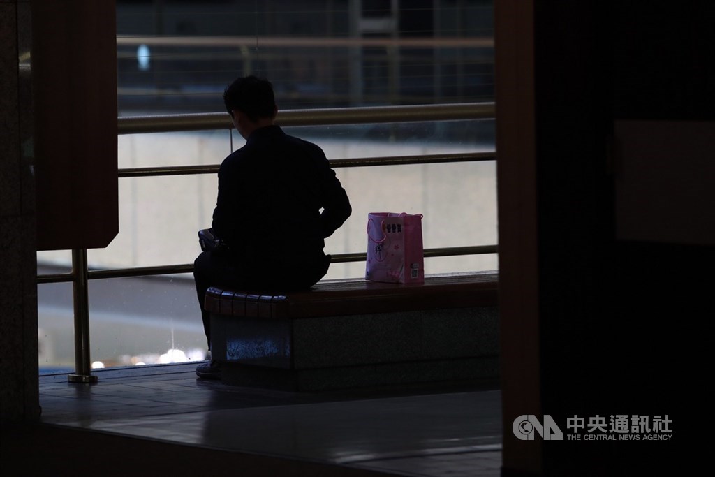 勞動部25日公布最新無薪假統計,實施家數381家、4202人,較上期增加39家、377人。官員表示,主因受到邊境管制影響,運輸倉儲業增加較為顯著。(中央社檔案照片)