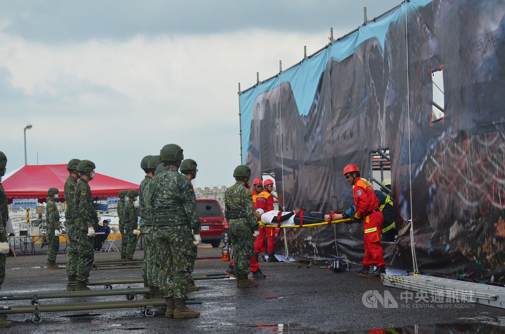 澎湖縣109年「民安6號演習」8日登場,假想澎湖地區發生空難,造成機組員和乘客等重大傷亡,演練內容包括災害搶救、大量傷患醫療救護、重大人命搶救、鄉民撒離收容、國軍支援兵力等,都採實作方式進行。中央社 109年9月8日