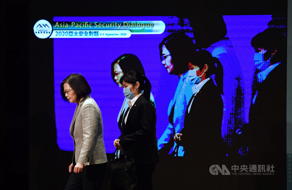「凱達格蘭論壇-2020亞太安全對話開幕典禮」8日上午在台北君悅酒店登場,總統蔡英文(左)出席與會。中央社記者王飛華攝 109年9月8日