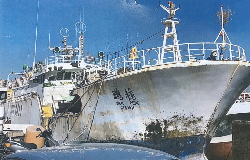屏東東港籍漁船穩鵬號2019年2月在印度洋海域發生菲律賓籍大副失控砍殺菲籍及其他外籍漁工並逼跳海,造成8人死亡。(東港區漁會提供)