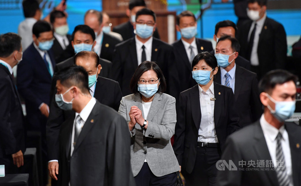 總統蔡英文(中)8日在台北君悅酒店出席「凱達格蘭論壇-2020亞太安全對話開幕典禮」,蔡總統離場前,向與會者拱手致意。中央社記者王飛華攝 109年9月8日