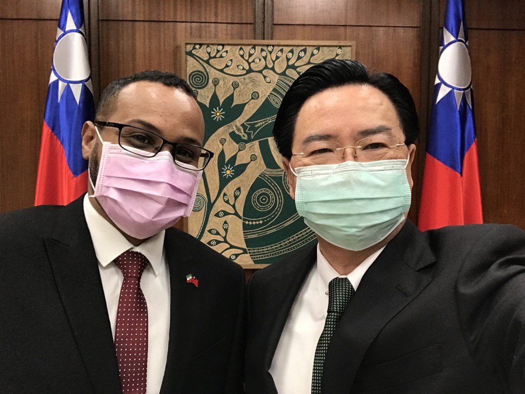 索馬利蘭共和國駐台灣代表處9日上午將舉行揭牌儀式,外交部長吳釗燮(右)8日發布與索國駐台代表穆姆德(左)的合照。(圖取自twitter.com/MOFA_Taiwan)