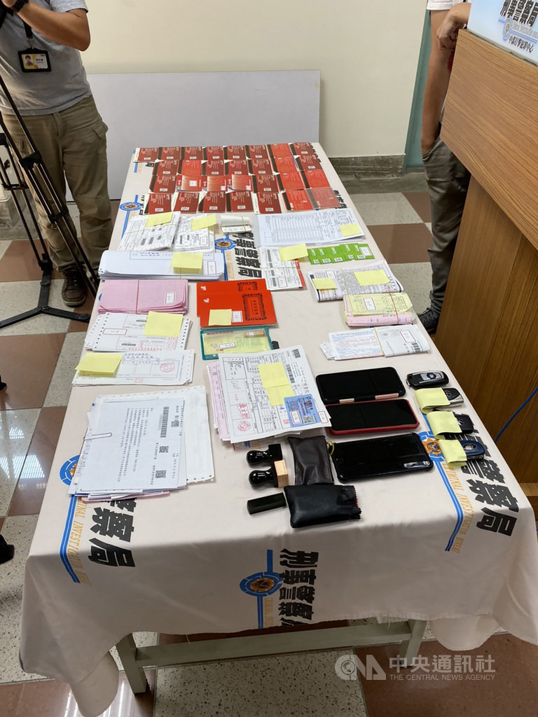 刑事局偵查第六大隊第五隊8日表示,38歲黃姓男子在彰化縣經營二手車行,涉嫌購買大量二手高級進口車,投保高額保險後,由職業撞車手深夜駕車高速撞擊路邊車輛,導致車輛近乎全毀,再向保險公司申請全額理賠藉此牟利。圖為警方查扣相關證物。中央社記者蘇木春攝 109年9月8日