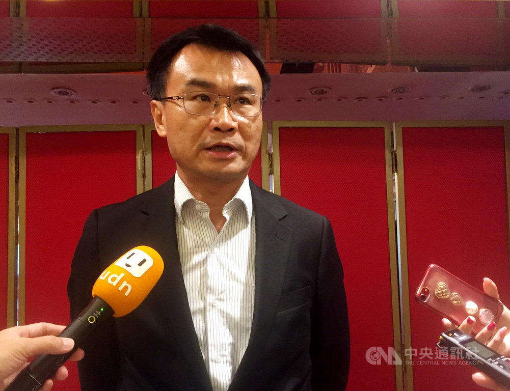 農委會主委陳吉仲9日邀請中華民國養豬協會研商百億基金用途,他表示,百億養豬產業基金的花費將用於產業升級,不含補償,相關支出不只跟產業界有關,也跟消費者食安有關。中央社記者楊淑閔攝 109年9月9日