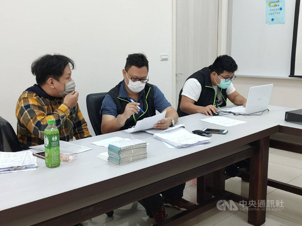 新北市勞工局9日啟動對轄內口罩工廠的超時工作專案勞檢。加利科技公司一早就委任代表帶著相關資料到板橋的勞動檢查處受檢。(新北市勞工局提供)中央社記者王鴻國傳真 109年9月9日