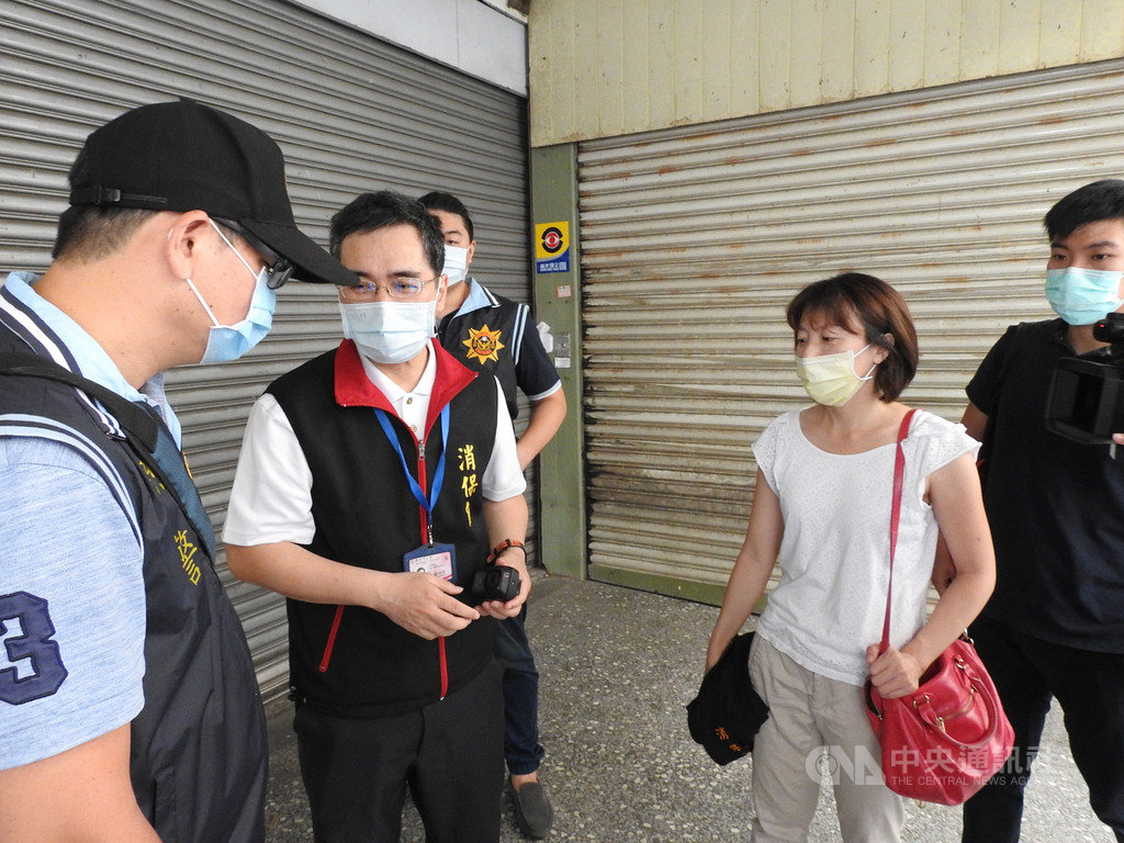 加利科技有限公司涉用中國大陸製口罩混入實名制遭調查,9日正式開放退貨,上午有新北市消保官(左2)及台北市消保官(右2)會同警方前往稽查,並要求加利做好退貨服務。中央社記者王鴻國攝 109年9月9日
