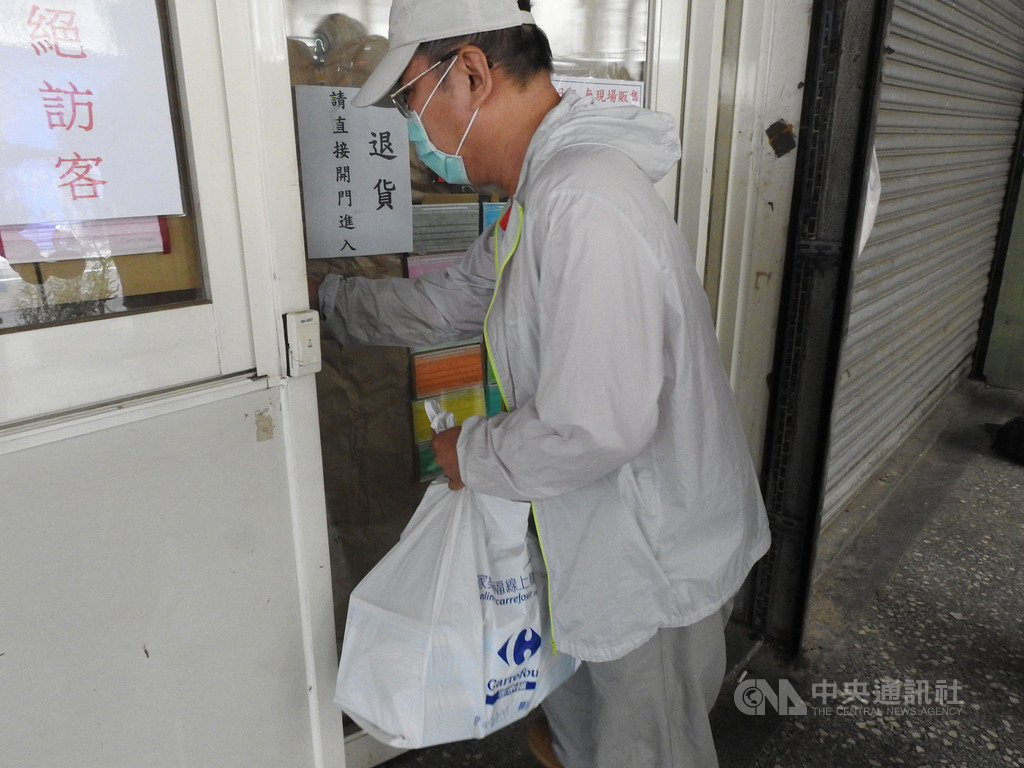 加利科技有限公司涉用中國大陸製口罩混入實名制,9日起正式受理民眾退貨,一早就有人前往加利八里廠辦理退貨。中央社記者王鴻國攝 109年9月9日