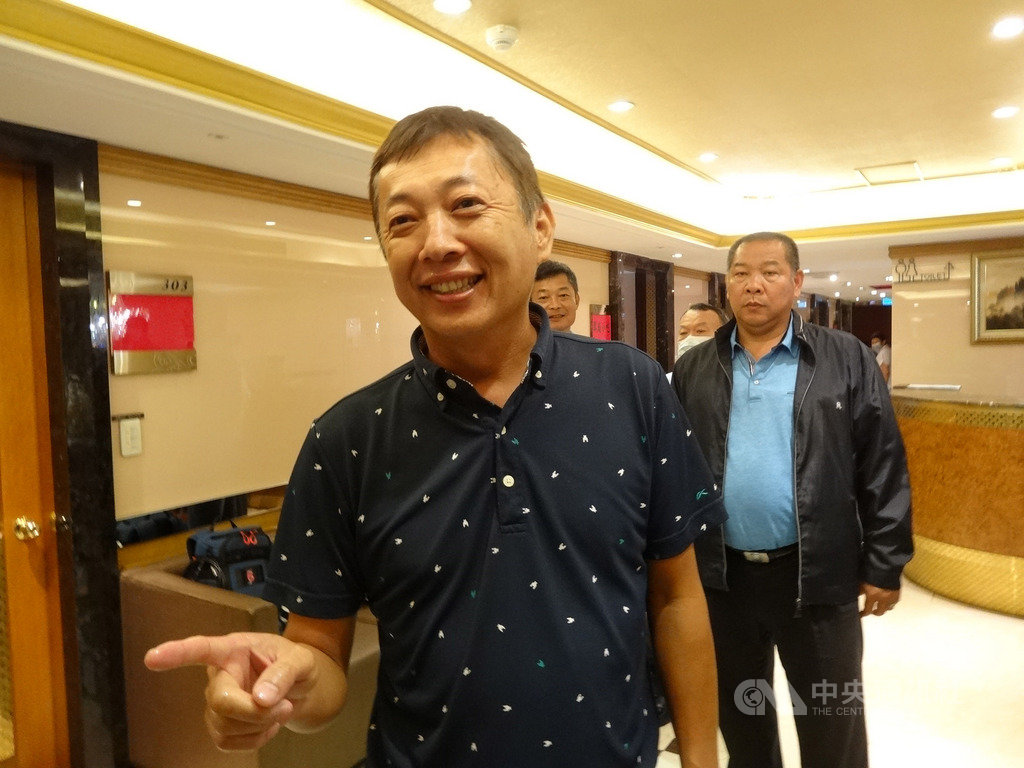 中華民國養豬協會常務監事林承德(前)9日表示,政府必須白紙黑字寫下百億基金專用於毛豬拍賣價跌破成本時收購使用;毛豬飼養成本的價位是浮動的,主張設定在每公斤新台幣65到70元。中央社記者楊淑閔攝 109年9月9日