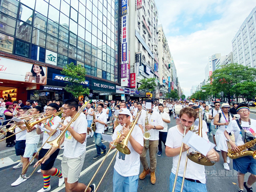 彩虹城市管樂團是由一群對LGBTQ+族群友善且熱愛管樂的人士組成,今年迎接5週年,19日將在新北市舉辦「英雄們」HEROES音樂會,要向一路上為樂團付出,為平權付出的無名英雄們致敬。(彩虹城市管樂團提供)中央社記者趙靜瑜傳真 109年9月9日