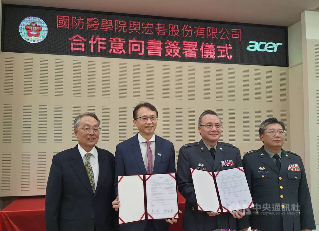 電腦品牌廠宏碁9日與國防醫學院簽訂合作備忘錄,打造智慧醫療應用,左起為宏碁創辦人暨榮譽董事長施振榮、宏碁董事長暨執行長陳俊聖、國防醫學院校長查岱龍、國防部軍醫局局長陳建同。(宏碁提供)中央社記者吳家豪傳真 109年9月9日