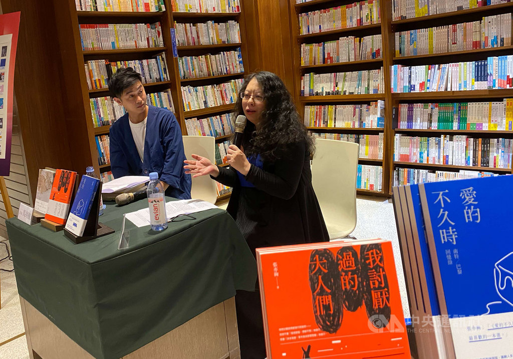 作家張亦絢(右)8月出版她最新的散文集「我討厭過的大人們」,並將絕版多年的長篇小說「愛的不久時:南特/巴黎回憶錄」重新再版上市,9日晚間舉行新書分享會,張亦絢說,小說是她最有感情的文類。中央社記者陳秉弘攝 109年9月9日