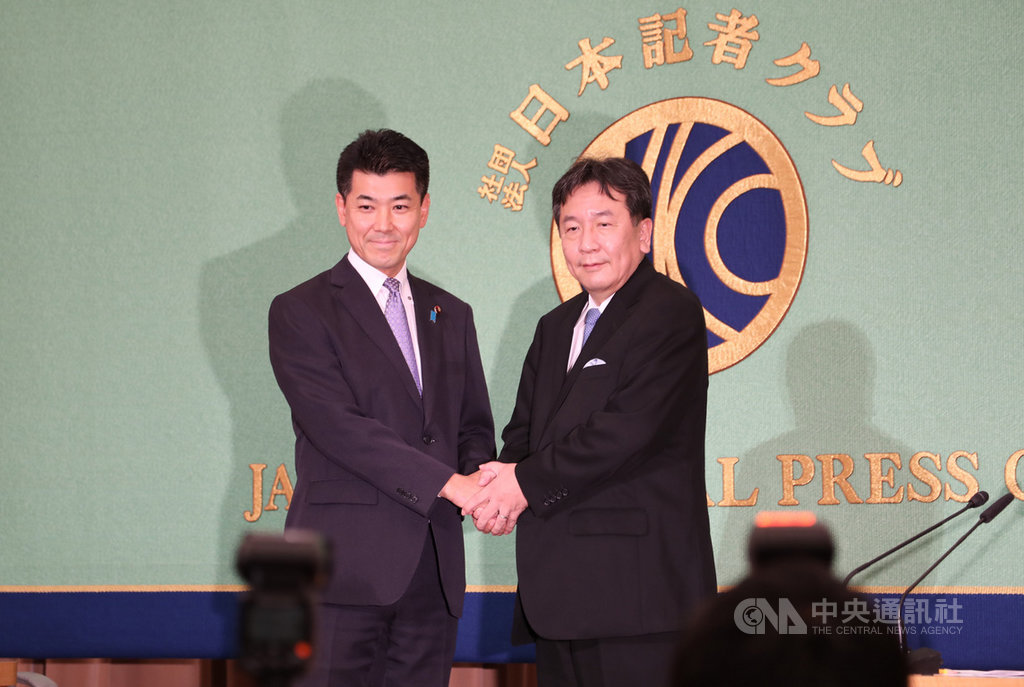 日本兩大在野黨立憲民主黨與國民民主黨將合組新政黨,10日舉行黨魁選舉投開票,兩黨分別由枝野幸男(右)、泉健太(左)參選,9日出席日本記者俱樂部主辦的討論會時言及防疫、振興經濟等議題。中央社記者楊明珠東京攝 109年9月9日