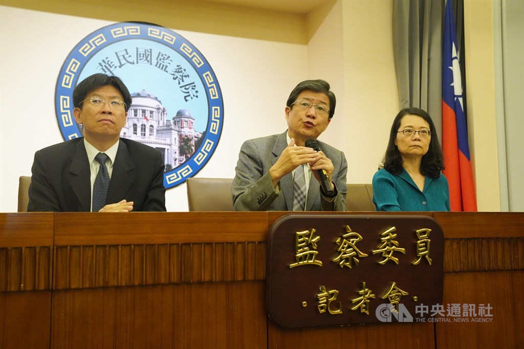 監察院調查前公懲會委員長石木欽案,發現有不少司法檢調高層涉及不當接觸、球敘、宴飲、買股票等,恐動搖公平審判基礎,傷害司法獨立與公正性,要求行政院、司法院應依法查處,並對社會揭露,監委王美玉(右起)、蔡崇義、高涌誠9日召開記者會說明調查結果。中央社記者徐肇昌攝 109年9月9日