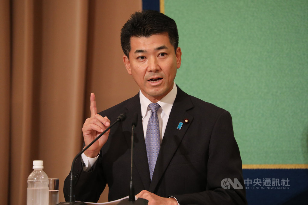 日本立憲民主黨與國民民主黨將合組新政黨,10日舉行黨魁選舉投開票。2名參選人中的國民民主黨政調會長泉健太主張在武漢肺炎疫情平息前,應將消費稅降至0%。他認為日本經濟現在需有強心劑。中央社記者楊明珠東京攝 109年9月9日