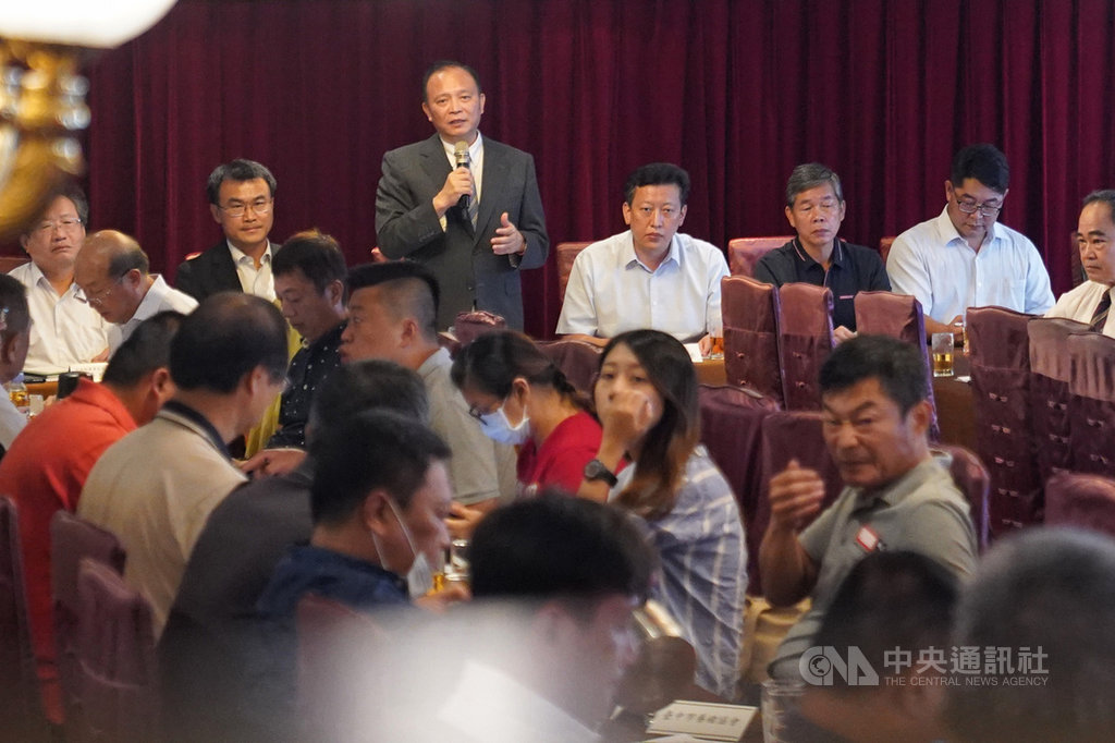 因應萊克多巴胺美豬將開放進口,中央畜產會9日邀集全國各地養豬協會在台北開會,中央畜產會董事長林聰賢(後左3)主持會議。中央社記者徐肇昌攝 109年9月9日