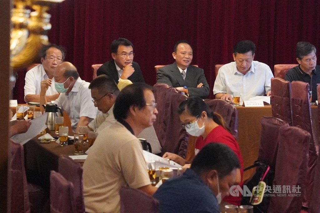 因應萊克多巴胺美豬將開放進口,中央畜產會9日邀集全國各地養豬協會在台北開會,農委會主委陳吉仲(後左2)與中央畜產會董事長林聰賢(後中)出席。中央社記者徐肇昌攝 109年9月9日